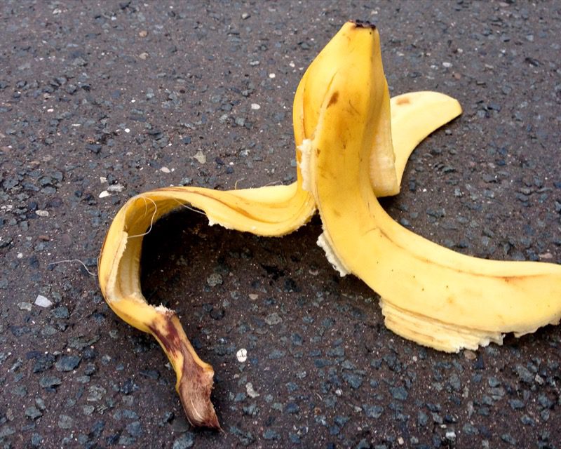Die Bananenschale - ein Ensemble an Ballast- und Mineralstoffen mitten auf dem Bürgersteig (Photo: Natalie Becker - Dragonerstraße, Hannover).
