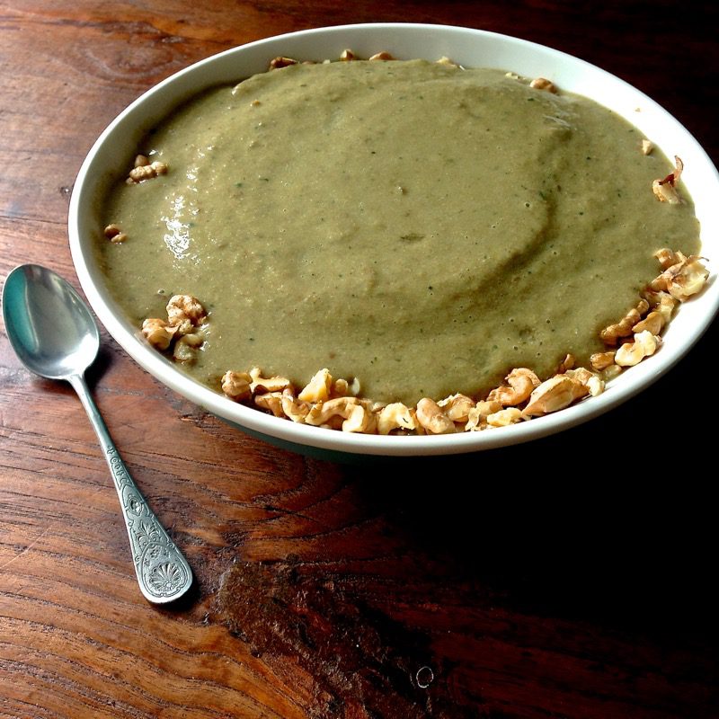 Grau-Grüner Smoothie mit Kürbiskernprotein