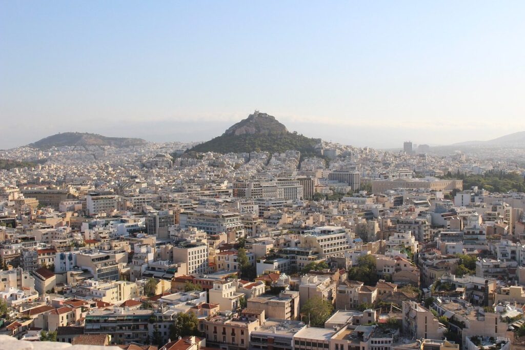 Sonne über Griechenlands Hauptstadt Athen: Ein Blick auf den "Stadtberg" Lykabettus (Image by Clara CALDERINI from Pixabay).
