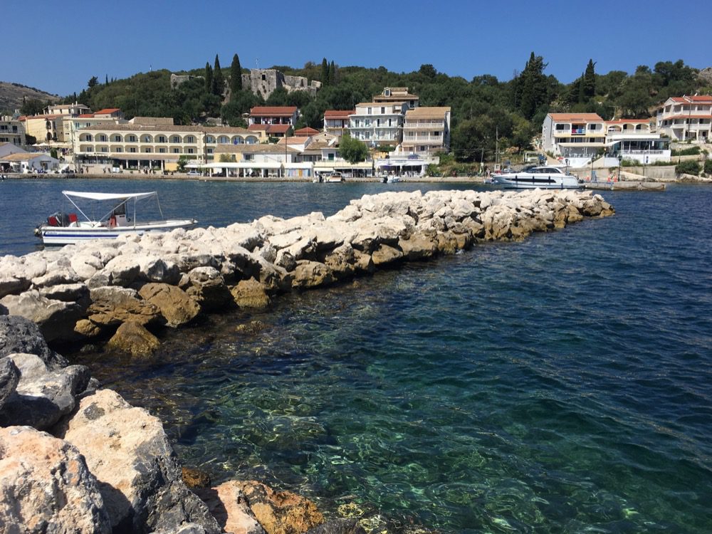 Der Alte Hafen von Kassiopi im Norden der Ostküste der griechischen Insel Korfu (Korfu, Ionische Inseln, Griechenland, 17.08.2022).