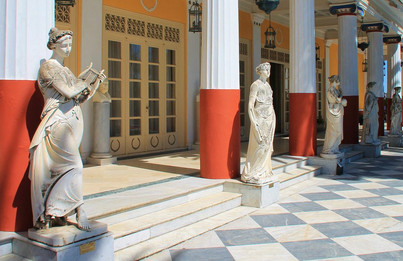 Das Schloss Achillion im Ort Gastouri im Süden der griechischen Insel Korfu (Bild von BeaTowers auf Pixabay).